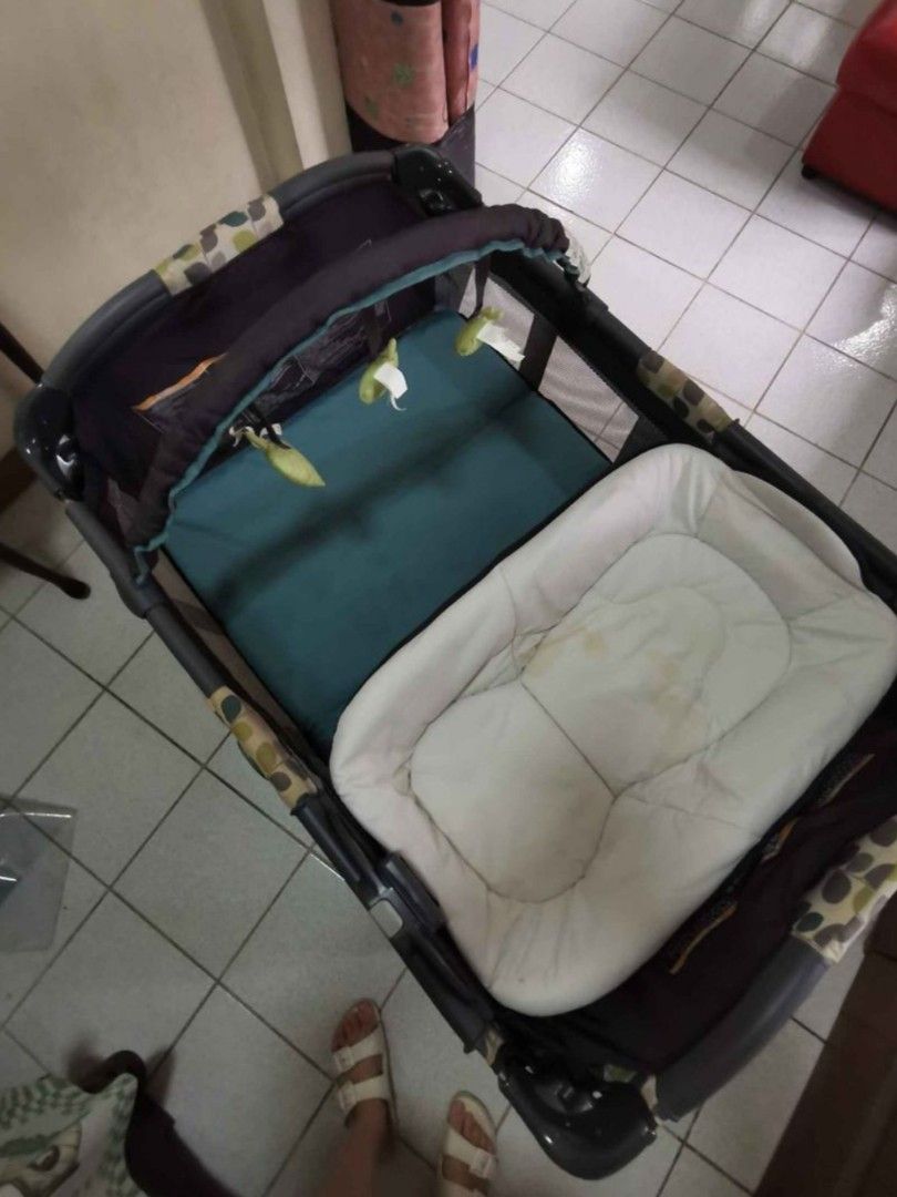 Graco pack n play playard with reversible changer and napper (Category: Cots & Cribs) located in Makati City. Submitted by popmart (Listing ID 1198491897, Image 2). Description: Graco pack and play Complete parts but needs cleaning Pick up in Makati.