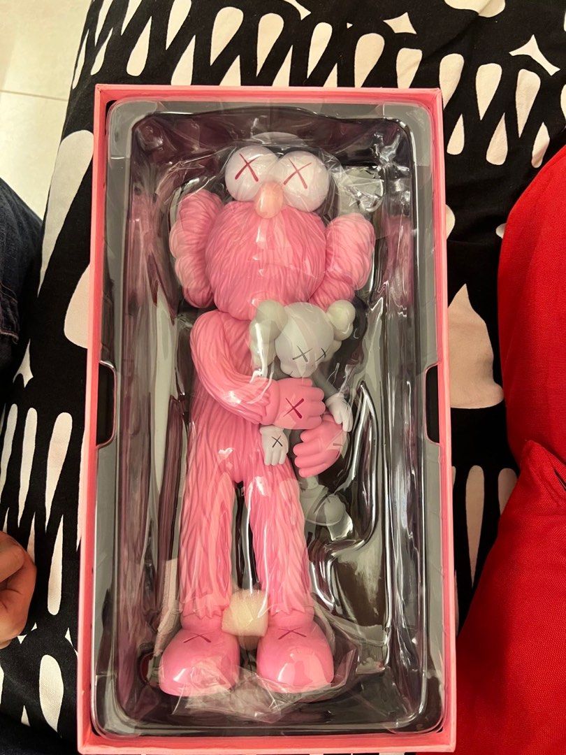 新品 KAWS TAKE PINK-