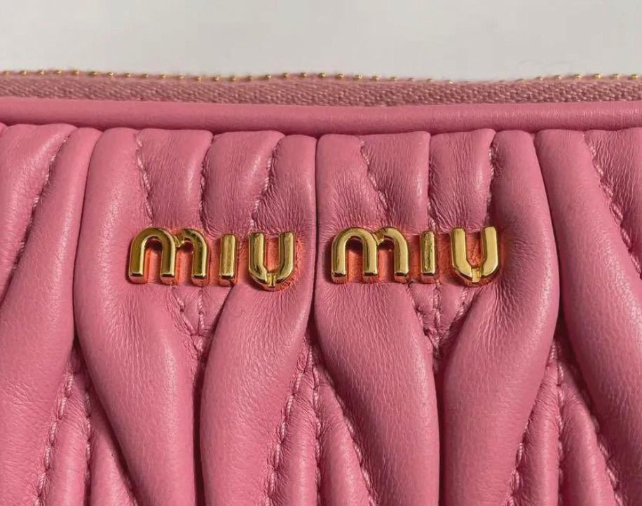 Miu Miu 配飾袋小羊皮新品（未用過), 女裝, 手袋及銀包, 長銀包- Carousell
