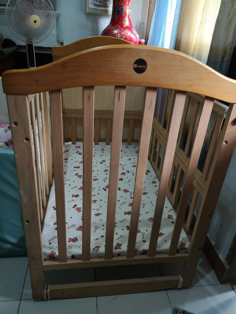 Multi functional wooden baby crib drop side rocker movable extended