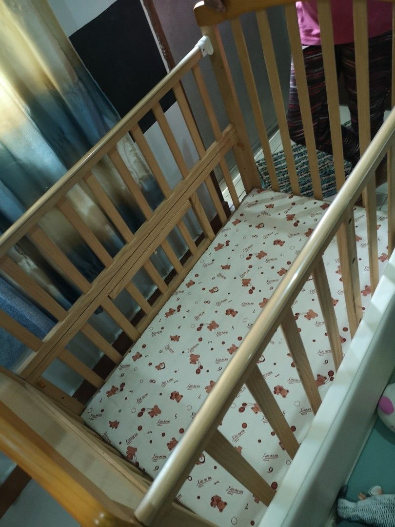 Multi functional wooden baby crib drop side rocker movable extended