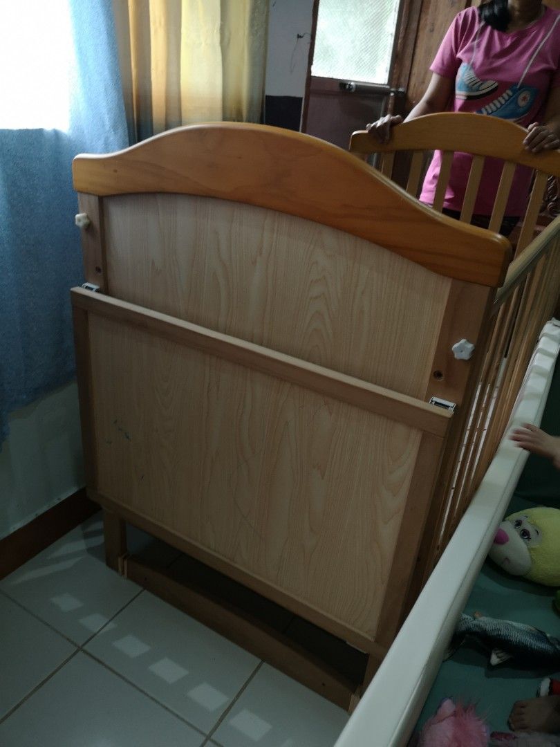 Multi functional wooden baby crib drop side rocker movable extended