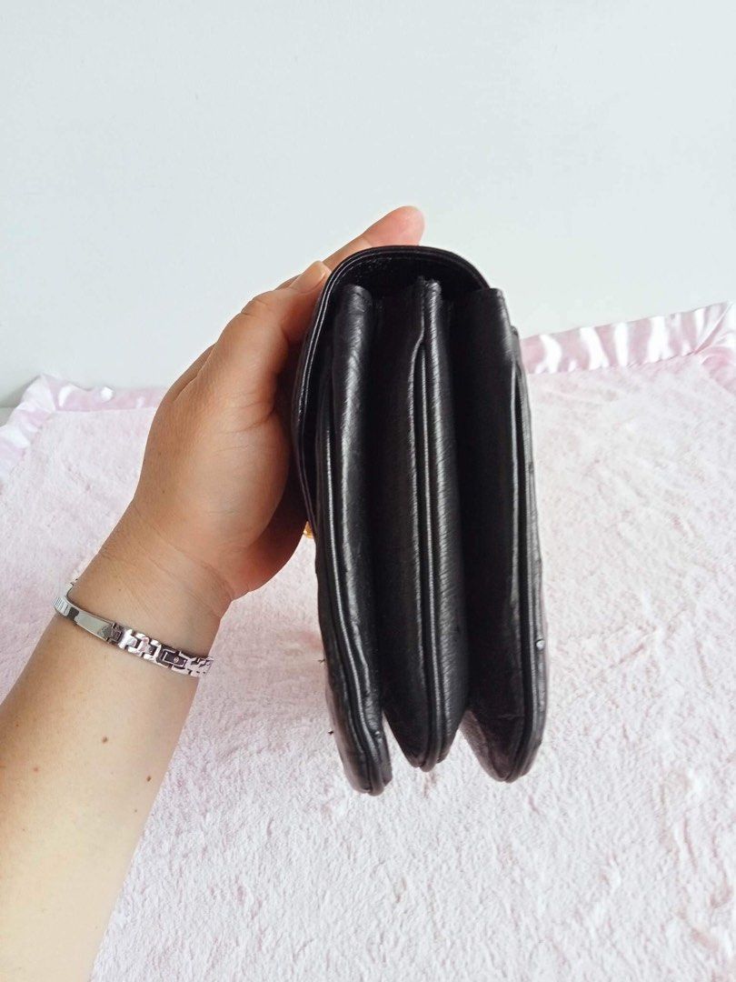 Ostrich Hand Bag (Category: Luxury Bags & Wallets) located in San Fernando. Submitted by AuthenticFindsbylei (Listing ID 1198530211, Image 3). Description: Very Good Condition.