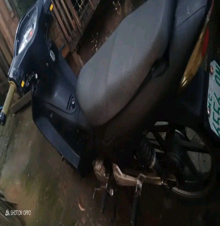 Rusi wave 100 (Category: Motorbikes for Sale) located in Pasig City. Submitted by rufelestrabelamoral (Listing ID 1198474655, Image 3). Description: rusi wave 100 complete papers issue: paso 1 yr fairings drum break pudpod malalim gearpedal need ng battery para pas malakas yung electricity pasig loc negotiable.