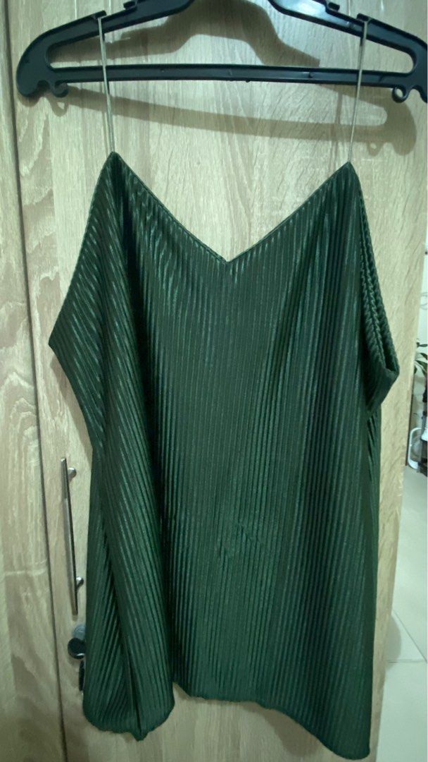 String top (Category: Sleeveless) located in Quezon City. Submitted by aleeya23 (Listing ID 1198580204, Image 2). Description: 100 each.