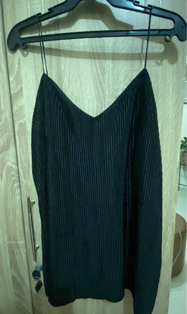 String top (Category: Sleeveless) located in Quezon City. Submitted by aleeya23 (Listing ID 1198580204, Image 1). Description: 100 each.