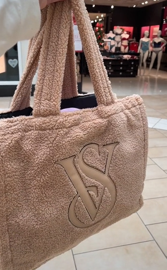 Victoria's Secret, plush fleece/sherpa tote, 女裝, 手袋及銀包, Tote Bags -  Carousell