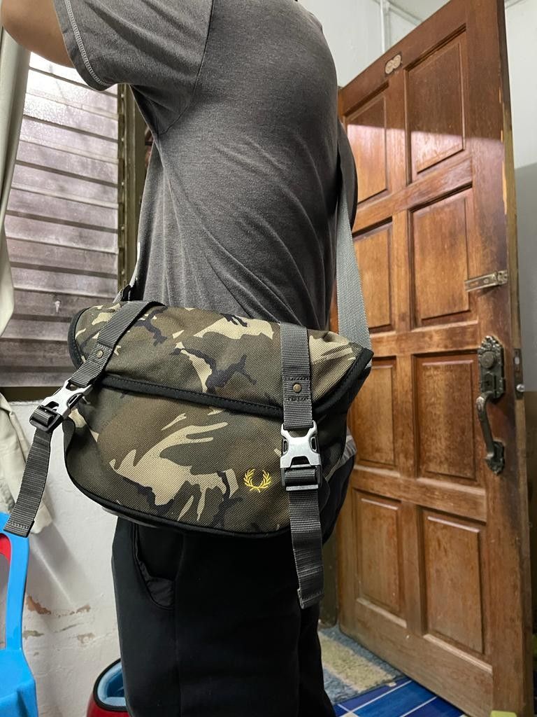 Fred perry 2025 messenger bag sale