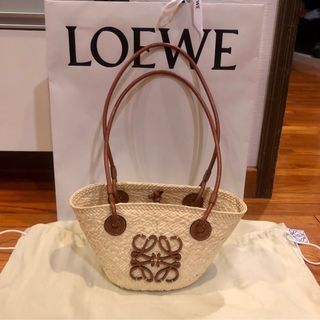 Loewe pochette bag ( Tan ), 名牌, 手袋及銀包- Carousell