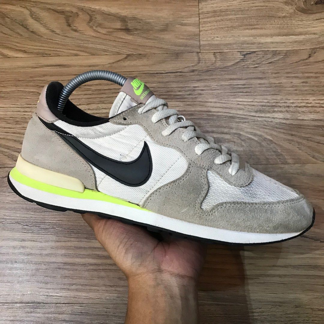 Nike on sale internationalist neon