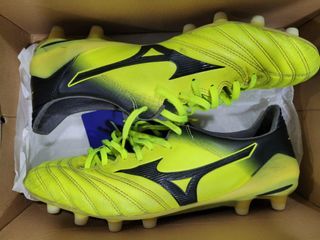 Size UK8.5 - Mizuno Morelia football boots