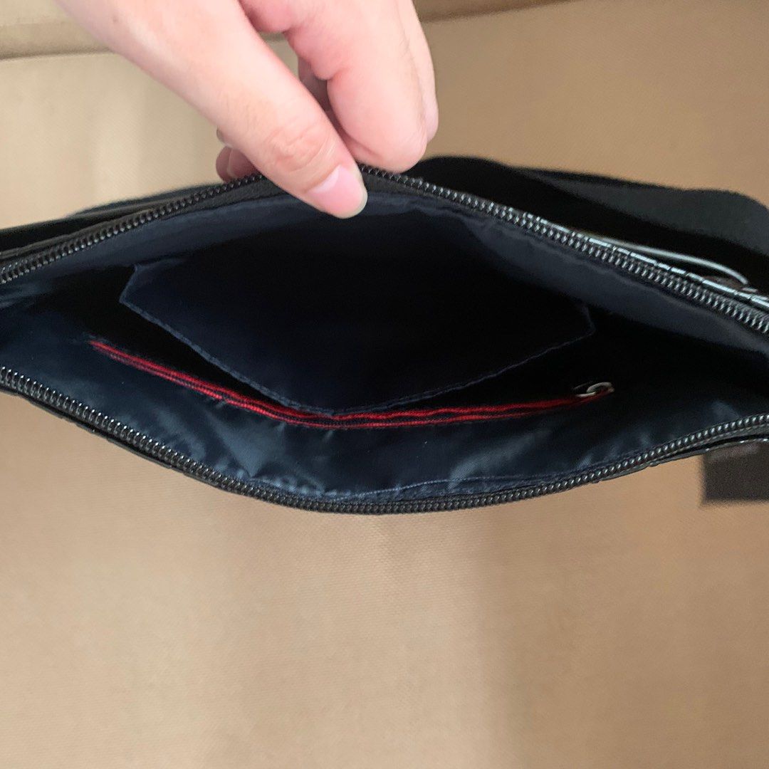 Tommy Hilfiger Black Sling Bag (Category: Luxury Bags & Wallets) located in Taytay. Submitted by ccarci (Listing ID 1198711290, Image 3). Description: No paperbag.