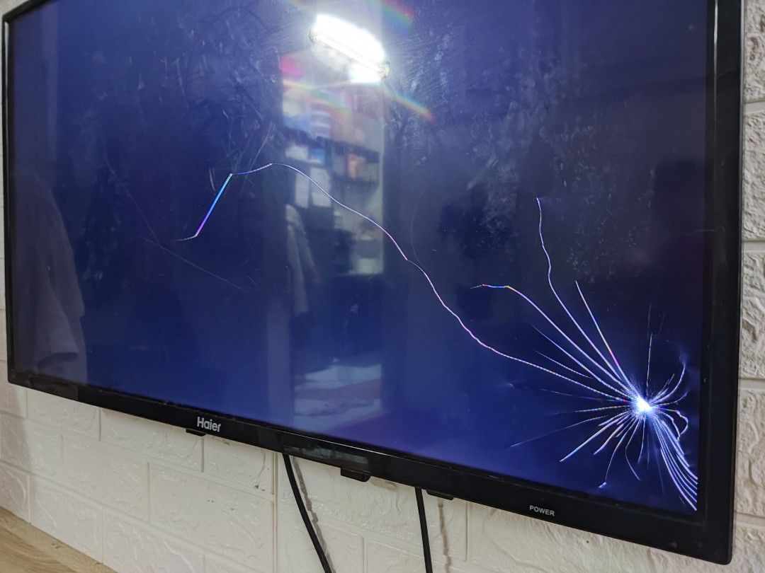 TV 32" pecah screen untuk spare parts, TV & Home Appliances, TV