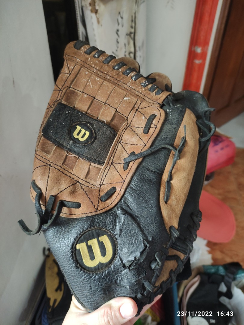 Wilson Softball glove, Sports Equipment, Sports & Games, Racket and