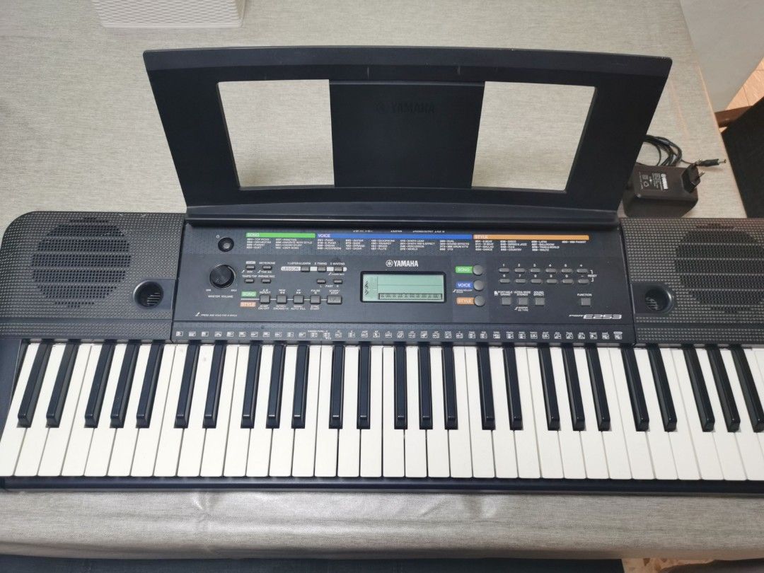 Yamaha PSR E253, Hobbies & Toys, Music & Media, Musical Instruments on