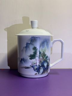 名家余國旺手繪山水人物茶杯（連蓋）一件。高106 m/ m，直徑93 m/ m。全手工繪圖，在余寅窯燒製。獨一無二的藝術品，自用送禮兩相宜。