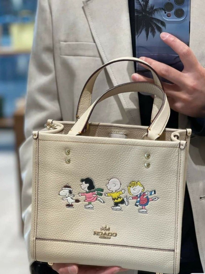 Coach X Peanuts Dempsey Tote 22 With Snoopy And Friends Motif iuu