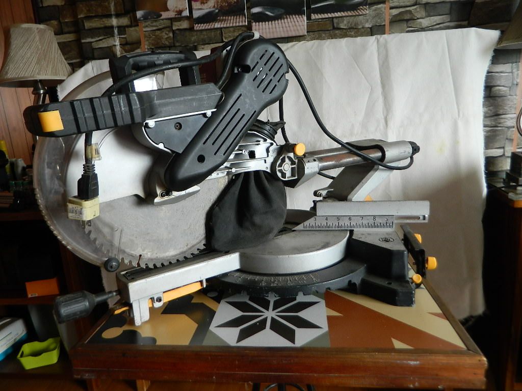 Chicago electric 12 double bevel sliding online compound miter saw