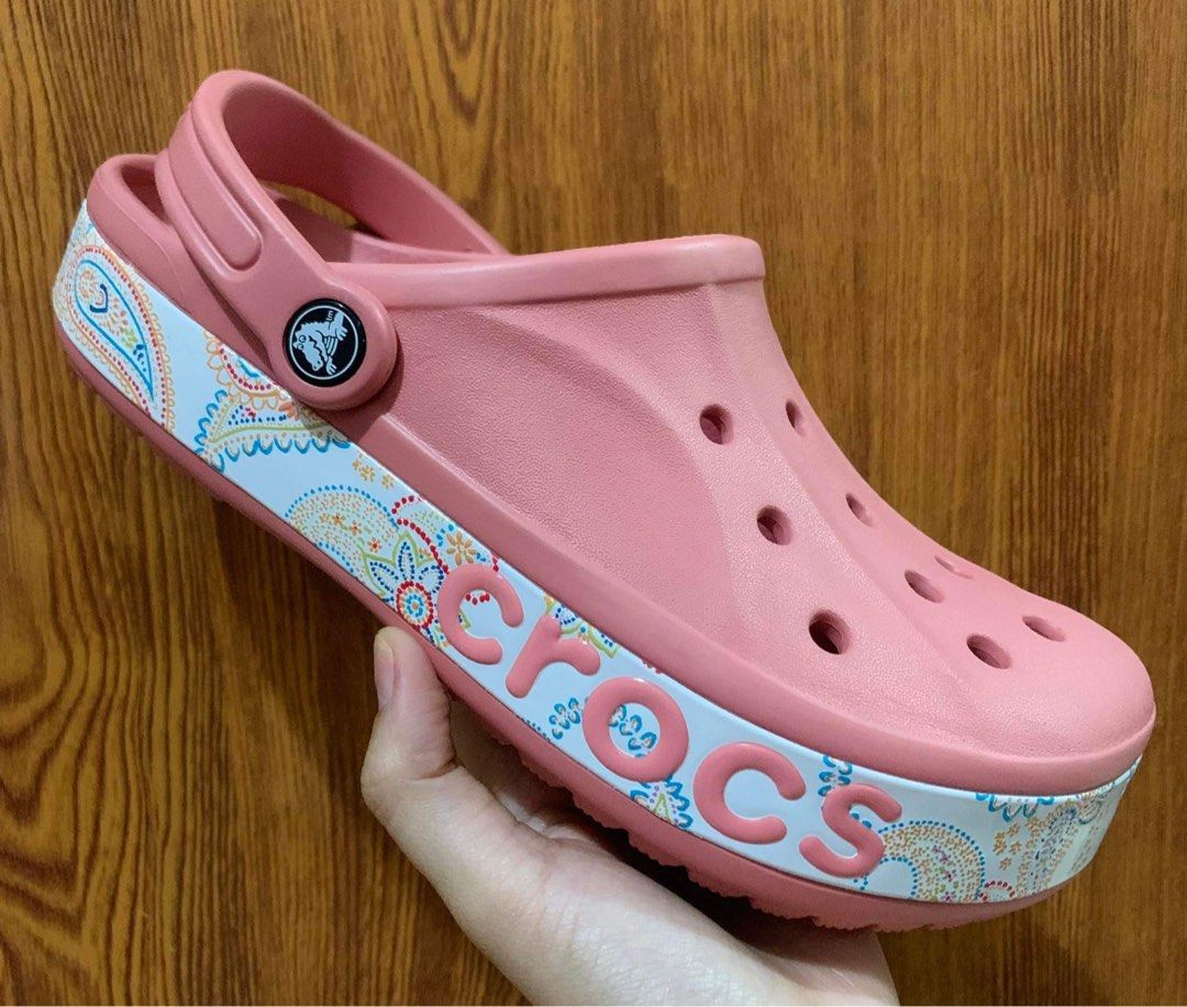 BRAND NEW ORIGINAL Crocs Pink Bayaband Bandana Print Clog, Women's Fashion,  Footwear, Sandals on Carousell