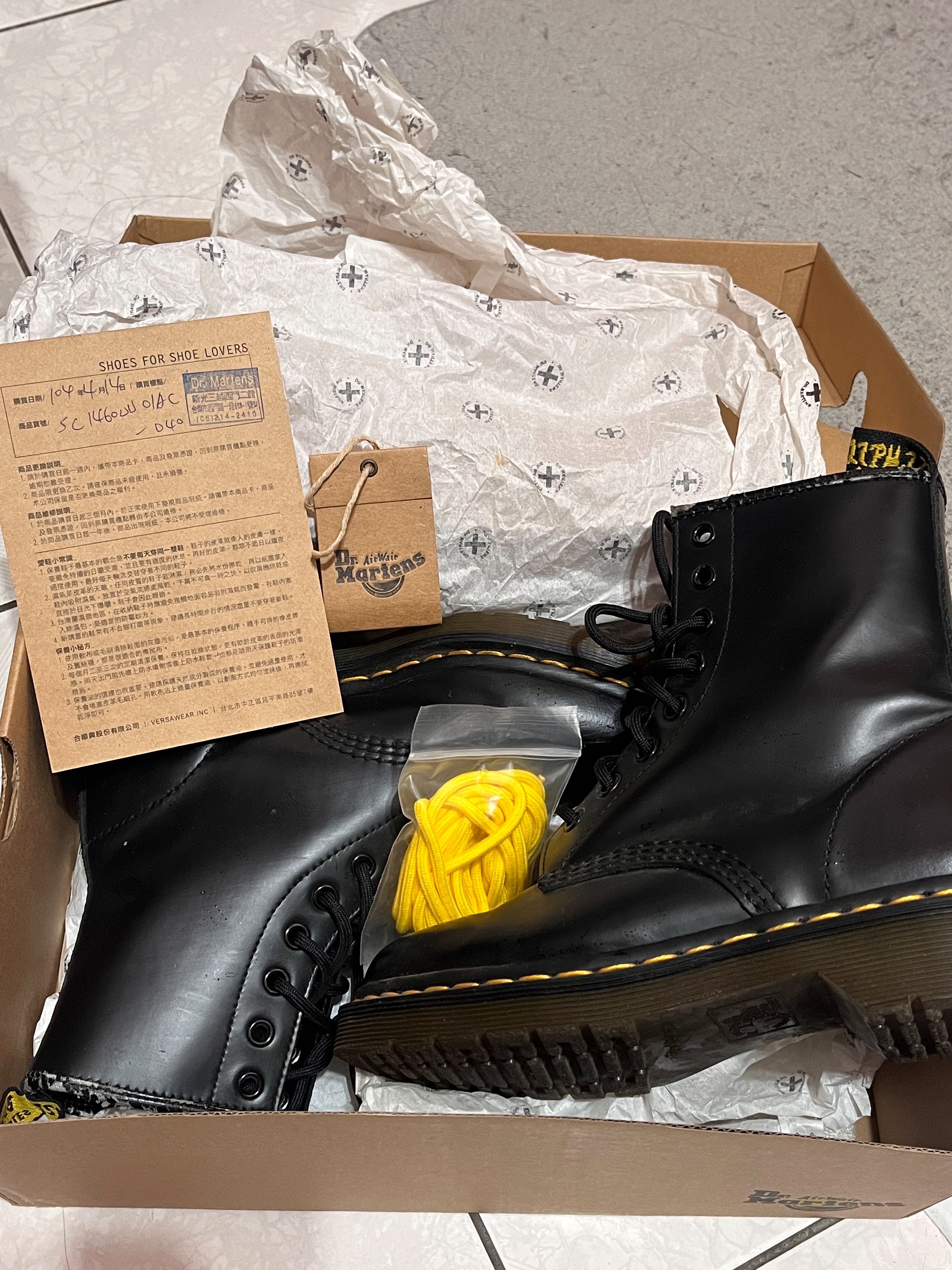 Dr.Martens 1460 8孔馬汀靴, 她的時尚, 鞋, 靴在旋轉拍賣