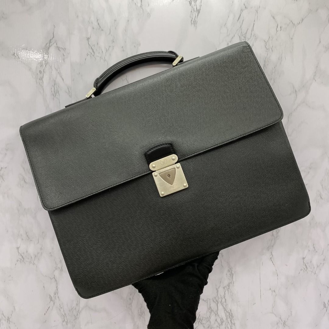 Authentic Louis Vuitton laptop bag Sirius Breifcase year 2022, Men's  Fashion, Bags, Briefcases on Carousell