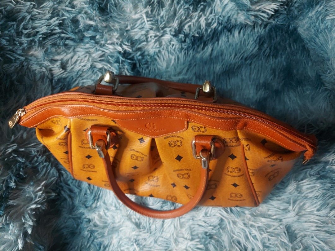 My owned preloved authentic St. Scott large size (Category: Luxury Bags & Wallets) located in Quezon City. Submitted by gimslexco (Listing ID 1198953083, Image 2). Description: for decluttering. can be shopee checkout, grab, toktok or lalamove. shipping will be automatically shouldered by customer..