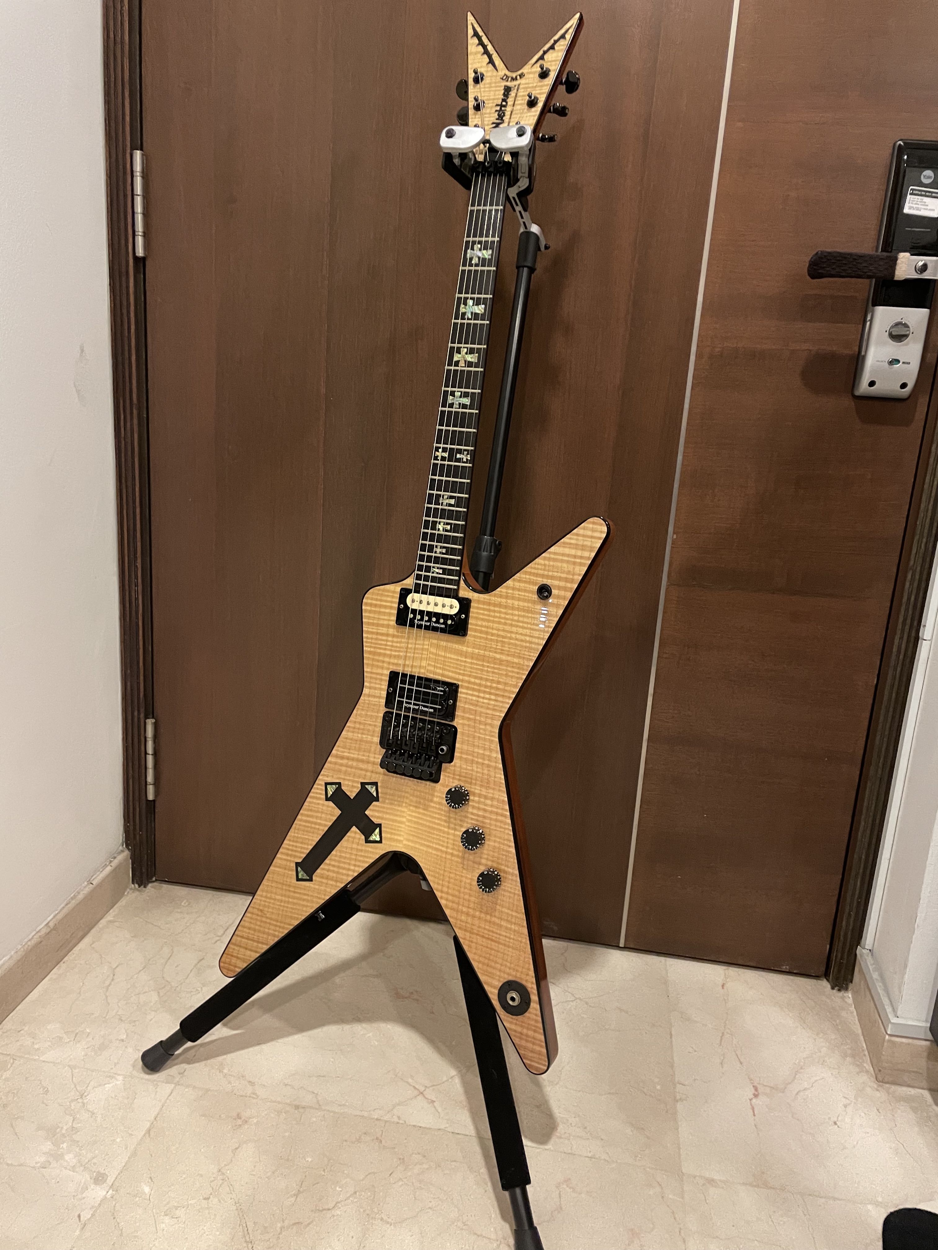 Ultimate Support Guitar Stand GS1000PRO fit flying V extreme shape