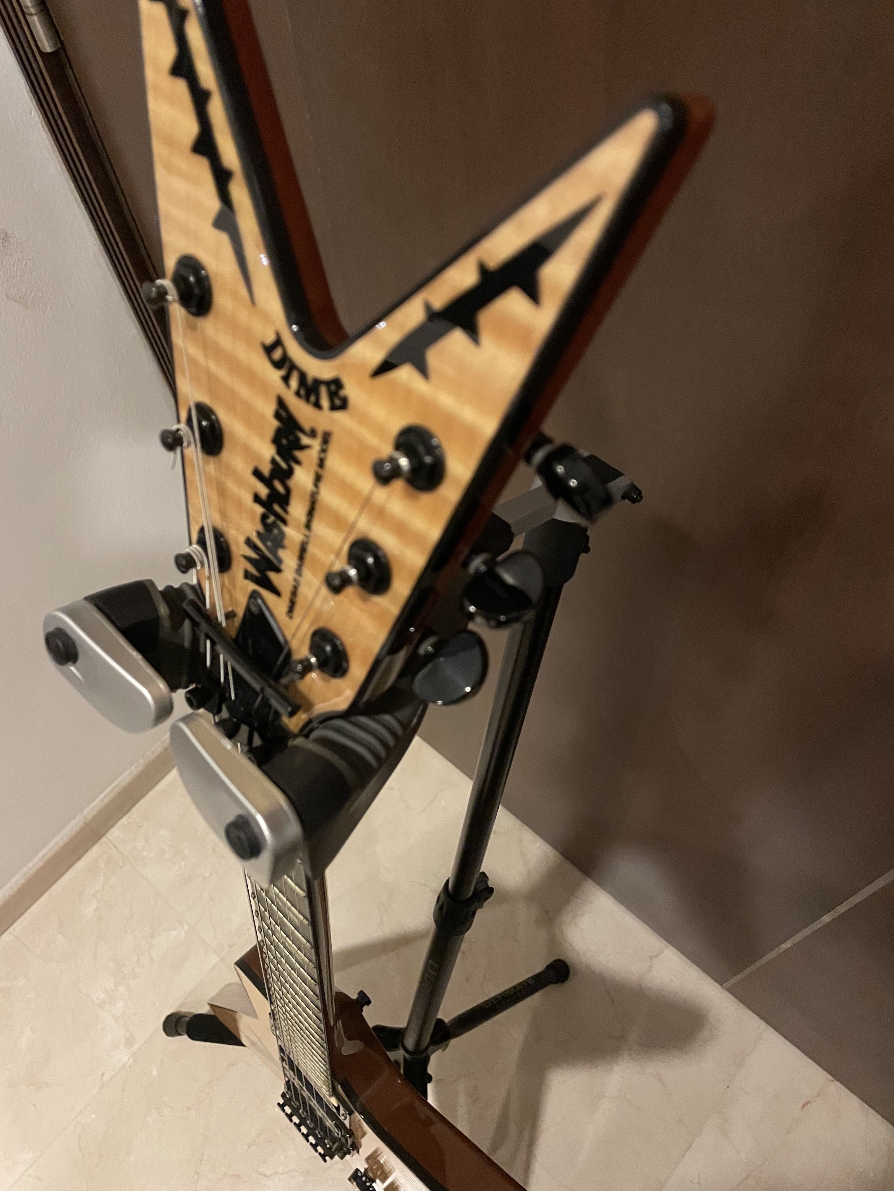 Ultimate Support Guitar Stand GS1000PRO fit flying V extreme shape