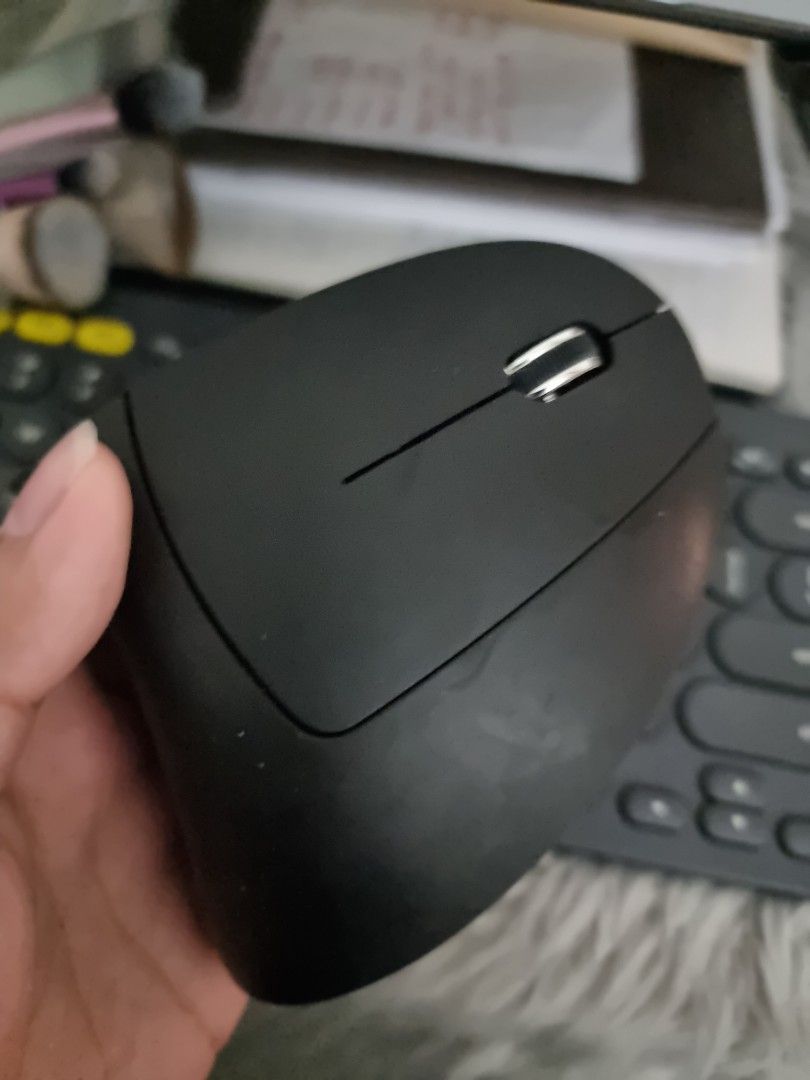 Wireless Ergonomic Mouse (Category: Mouse & Mousepads) located in Pasig City. Submitted by Andyglambeautyph (Listing ID 1198978395, Image 1). Description: Wireless with usb connector no box rfs: decluttering.