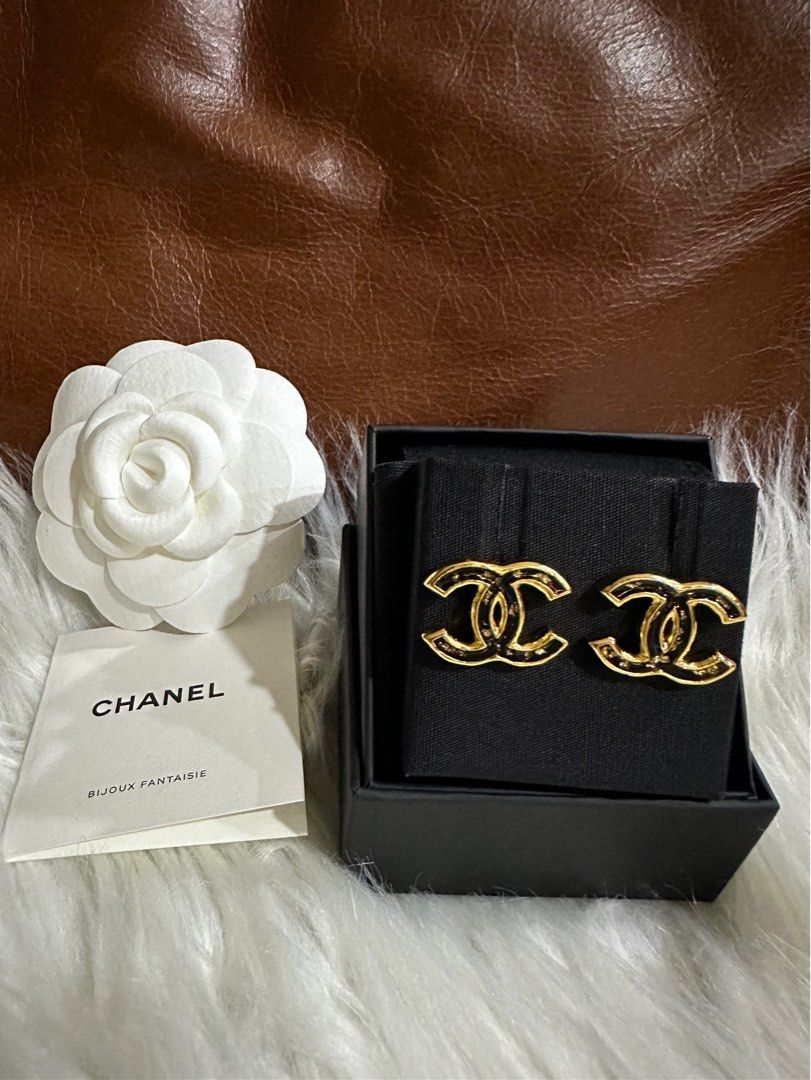23C Chanel CC classic logo Earrings, Luxury, Accessories on Carousell