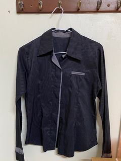 知性藍偏黑襯衫