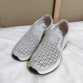 珍珠光銀白洞洞鞋