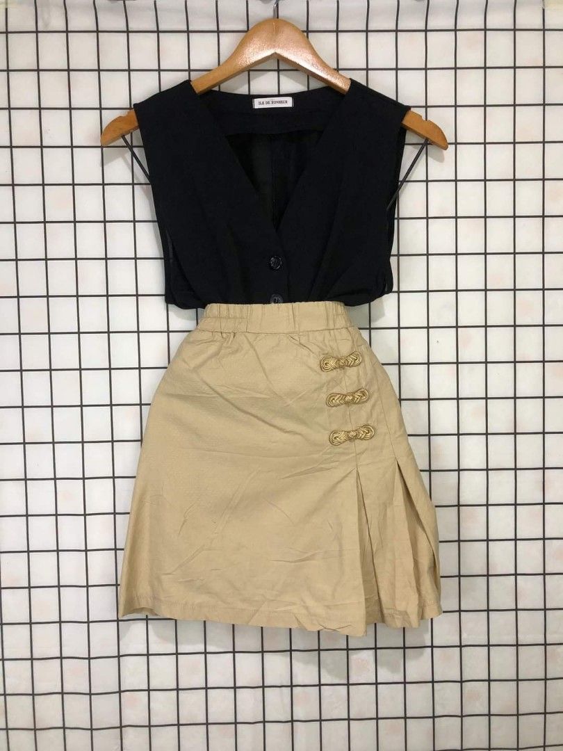Brown Khaki Stretchable Skirt (Category: Skirts) located in Quezon City. Submitted by vanelope (Listing ID 1199146435, Image 1). Description: Waist Size: 25-34 inches Length: 17 inches.