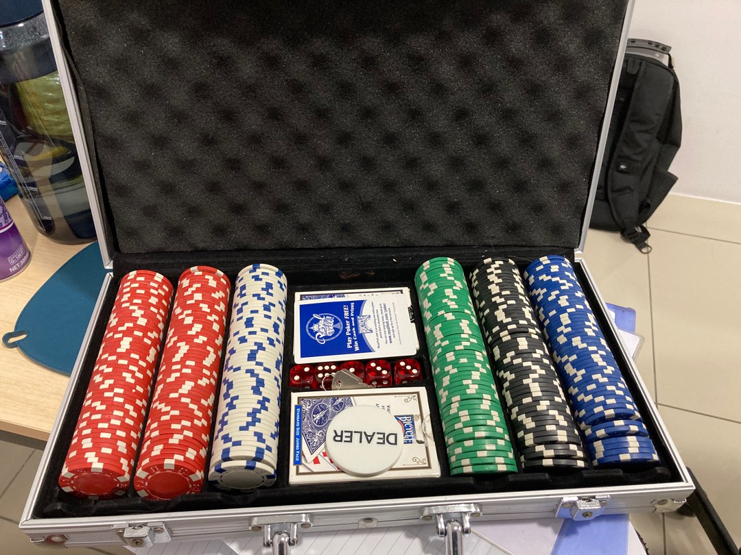 Clay poker chips, Hobbies & Toys, Toys & Games on Carousell