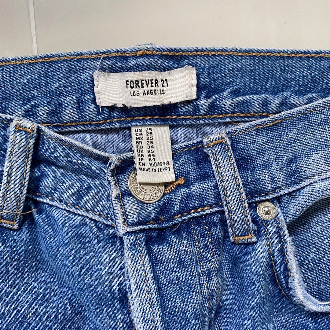 F21 Forever 21 Mom Jeans (Category: Jeans) located in Manila. Submitted by _0000 (Listing ID 1199074122, Image 2). Description: Mom jeans Forever 21 size 25 No flaws.