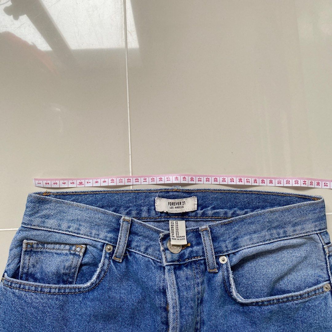 F21 Forever 21 Mom Jeans (Category: Jeans) located in Manila. Submitted by _0000 (Listing ID 1199074122, Image 3). Description: Mom jeans Forever 21 size 25 No flaws.