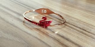 Gelang Angsa Merah