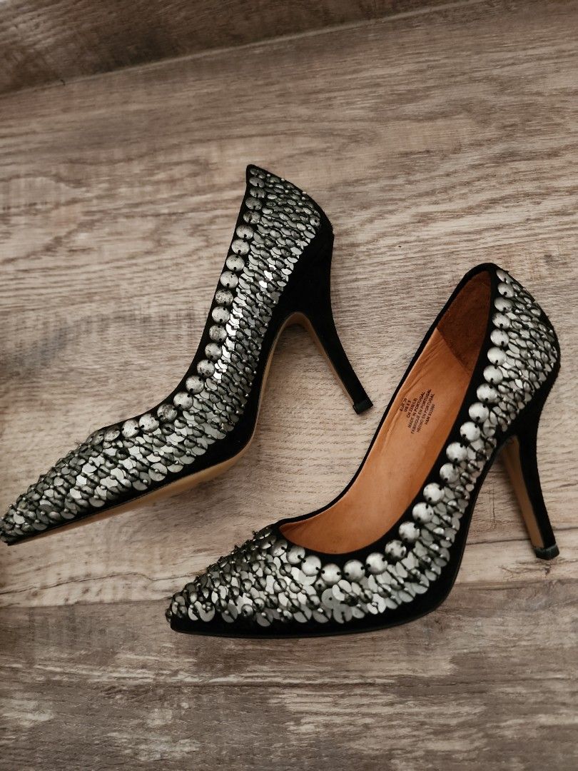 Heels with clearance metal studs