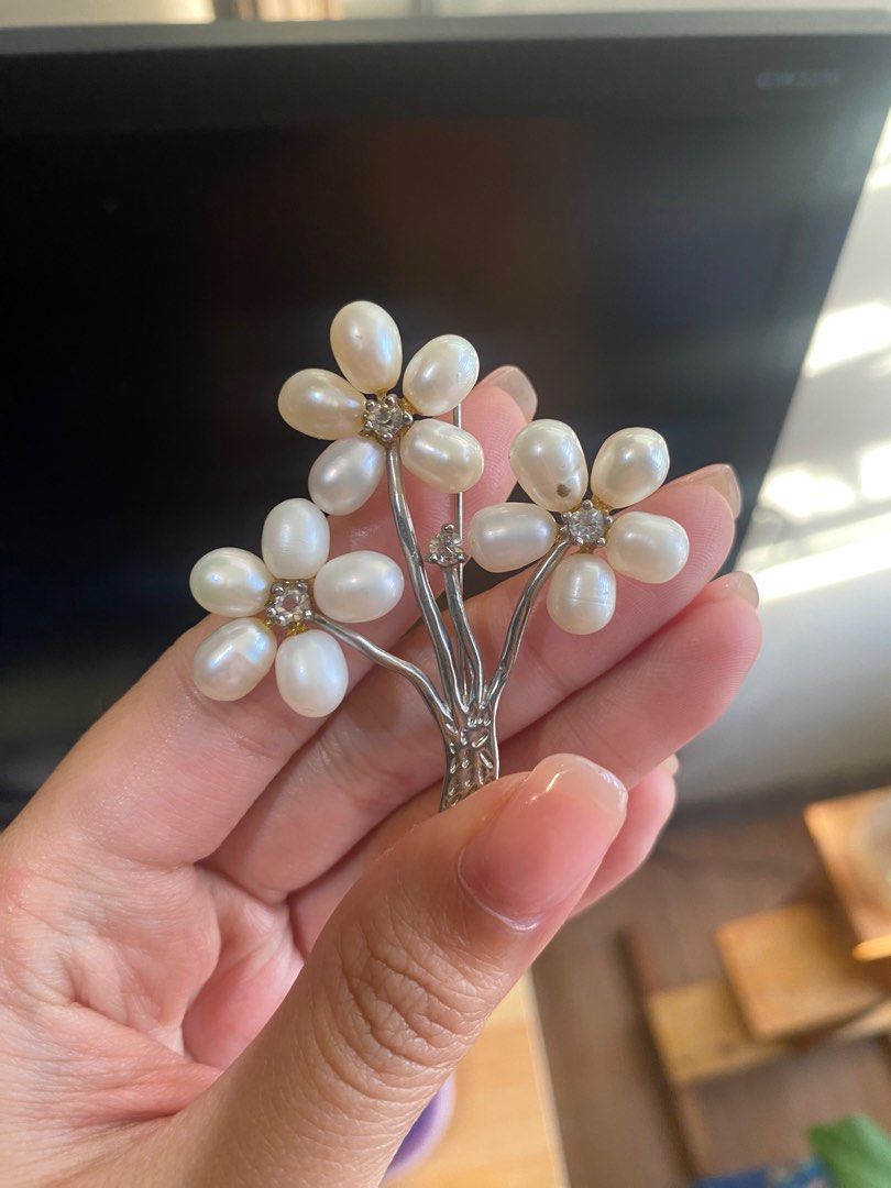 PEARL FLOWER BROOCH, Women's Fashion, Jewelry & Organizers, Brooches on  Carousell