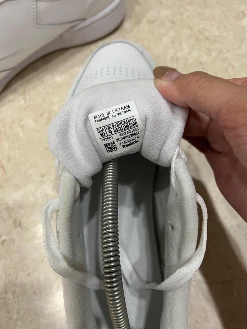 REEBOK CLASSIC Men s Fashion Footwear Sneakers on Carousell