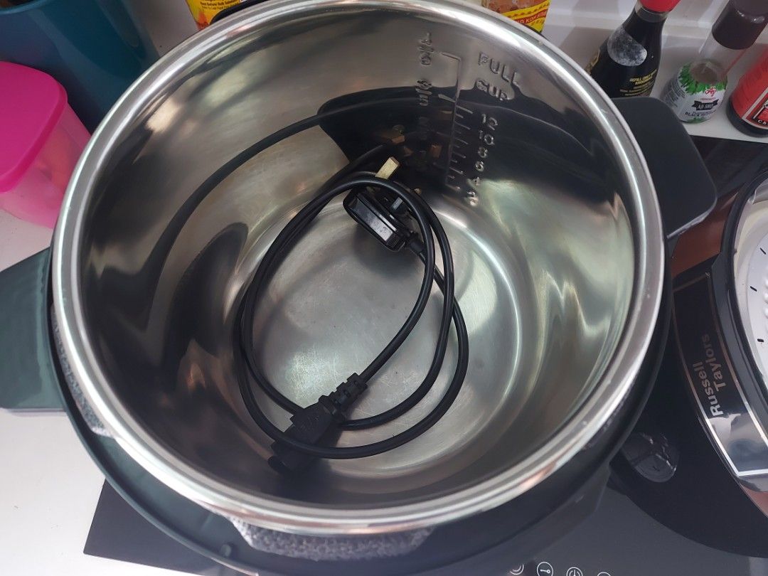 Russell Taylors Pressure Cooker, TV & Home Appliances, Kitchen