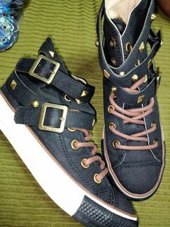 selling this shoes bnew