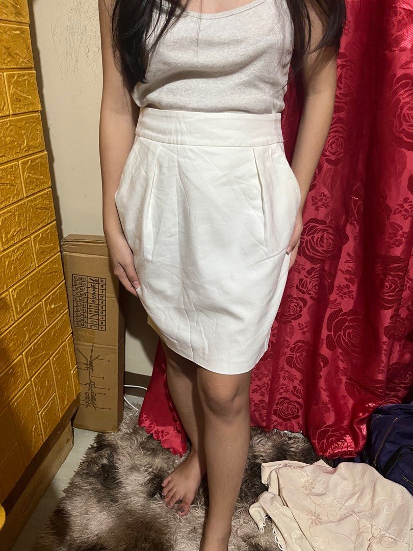 Thrifted zara skirt (Category: Skirts) located in Mandaue City. Submitted by piang2x (Listing ID 1199216508, Image 3). Description: Thrifted zara skirt:offwhite:condition 9/10:Size on tag 26 Tape measure based:27-28”.