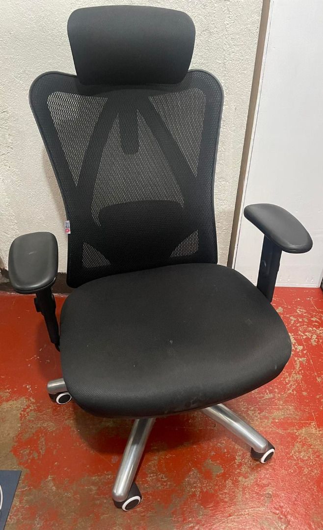 Used SIHOO M18, Furniture & Home Living, Furniture, Chairs on Carousell