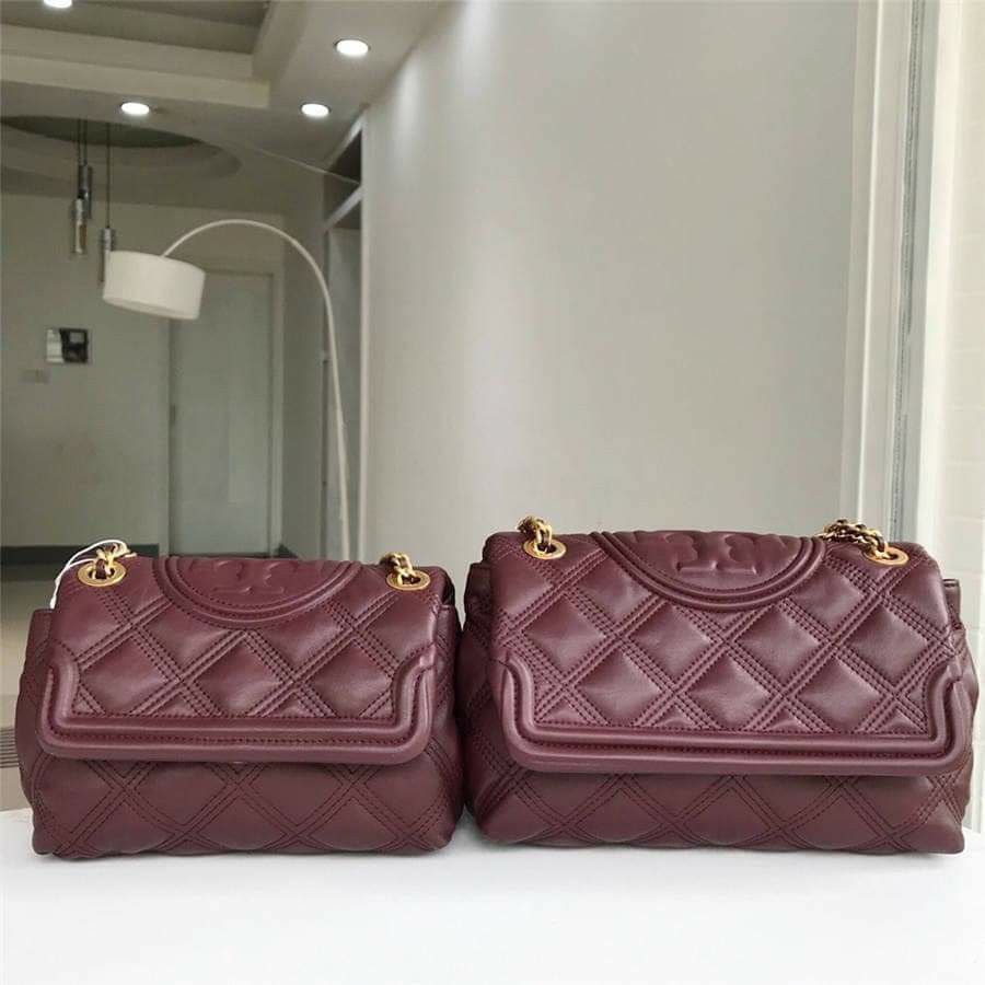 Authentic Tory Burch Fleming soft leather bag (Category: Luxury Bags & Wallets) located in Santa Cruz. Submitted by janelovebagswatchesshoesph (Listing ID 1199344399, Image 2). Description: Authentic Tory Burch Fleming soft leather bag size: small : 25 x 18cm p5600 Medium : 27 x 20cm p5800 with tag, dust bag and paper bag 100% Authentic.