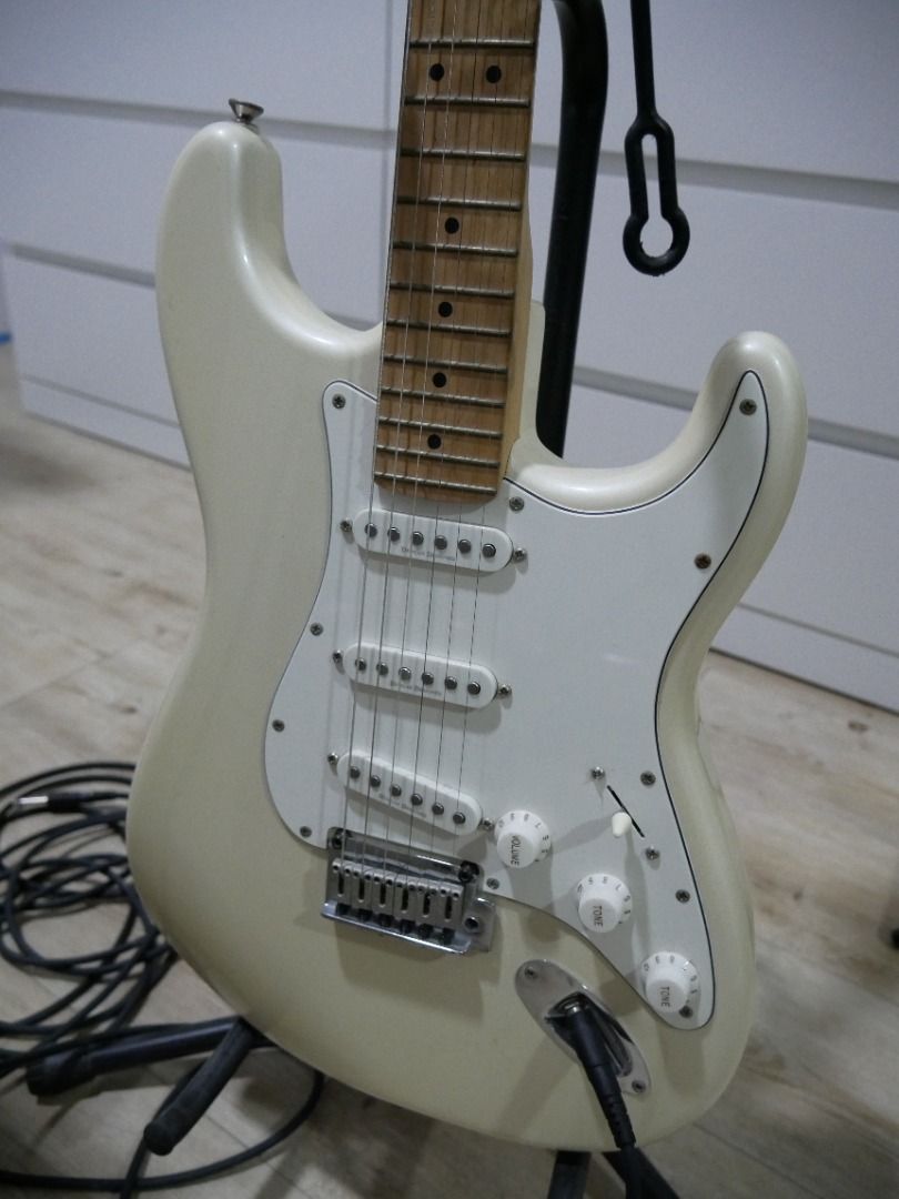 Squier stratocaster deals deluxe pearl white