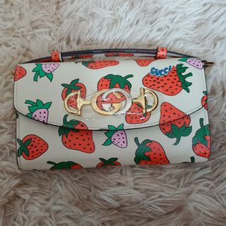 Gucci deals strawberry clutch