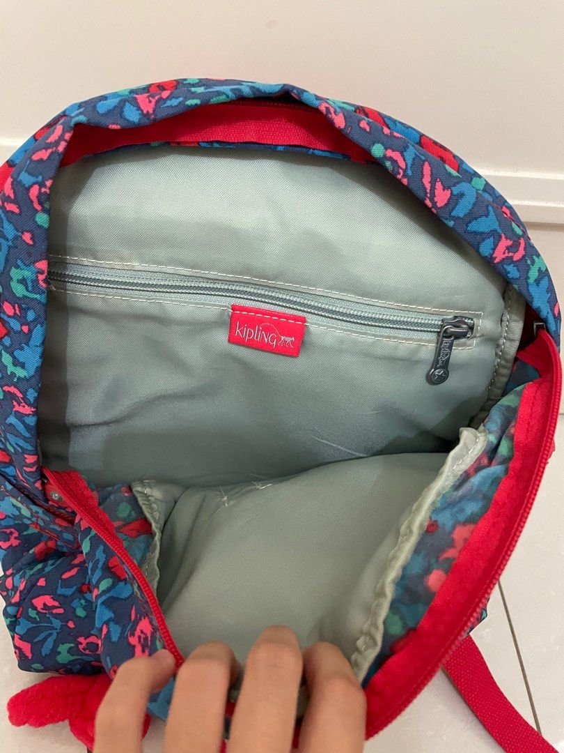 Kipling backpack （分類：背囊）位於 Hong Kong。 由 mostrilrat 提交（商品編號 1199378169，圖片 2）。簡介： 狀況良好，有意可以私信，可以順豐到付 長26cm、闊15cm、高36cm。