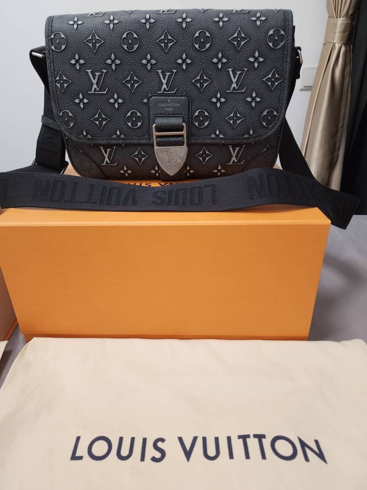 Louis Vuitton ARCHY MESSENGER MM, Luxury, Bags & Wallets on Carousell