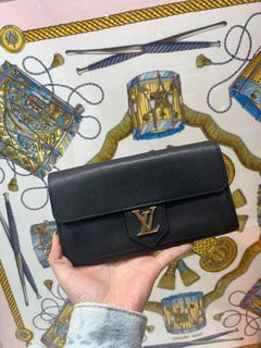 Authentic Louis Vuitton LV Lockme Tender Bag (PRE-ORDER) NEW ✨, Luxury,  Bags & Wallets on Carousell